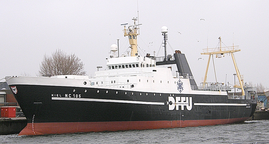 Das deutsche Fabrikschiff Kiel der Deutschen Fischfang Union ist 92 Meter lang und 15 Meter hoch. - 2008 By Ra Boe (selbst fotografiert DigiCam SP-550 UZ) [CC-BY-SA-3.0 (http://creativecommons.org/licenses/by-sa/3.0)], via Wikimedia Commons